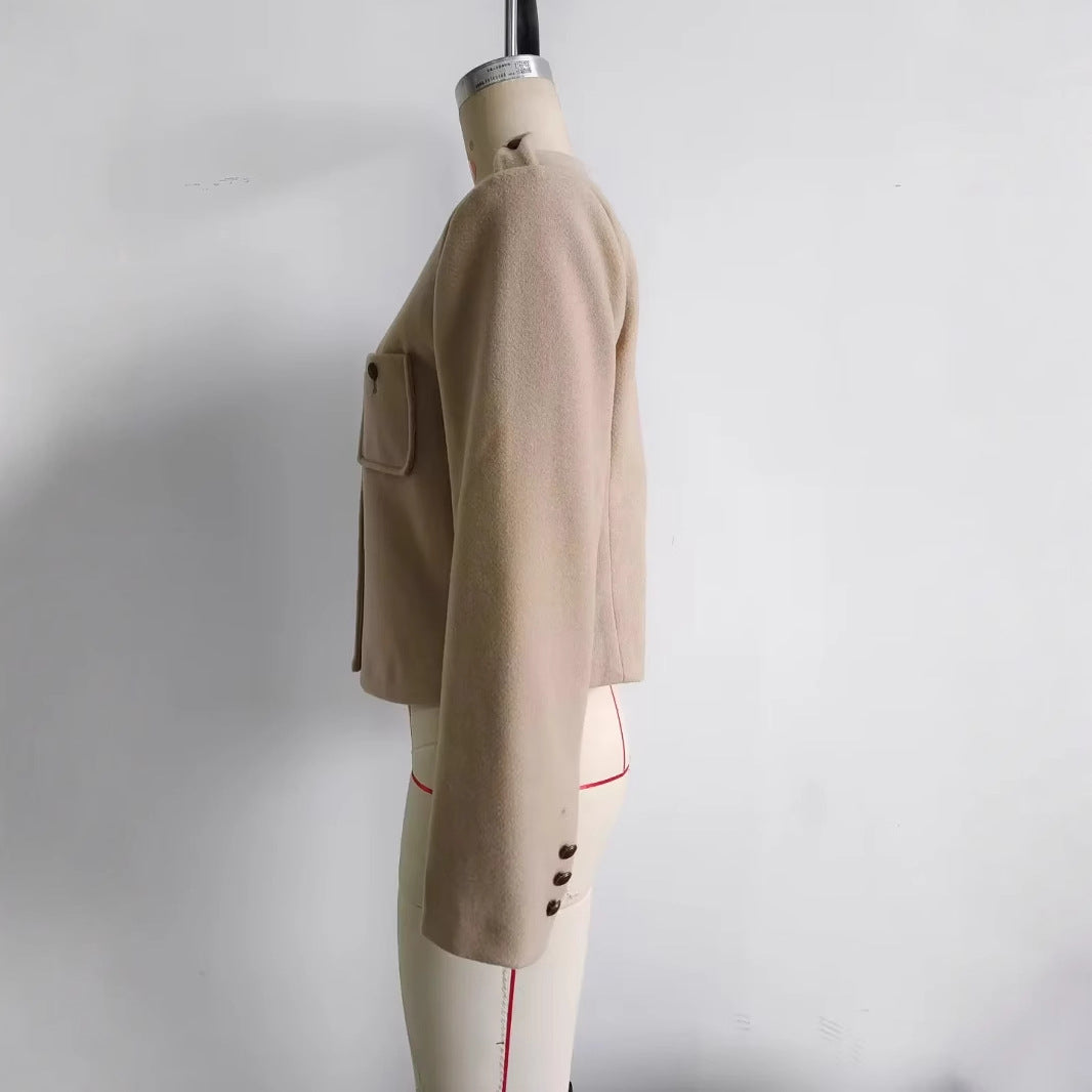 Damen nan kurze Wolloptik-Jacke mit Rundhalsausschnitt, aufgesetzten Pattentaschen und Schulterpatten Drune