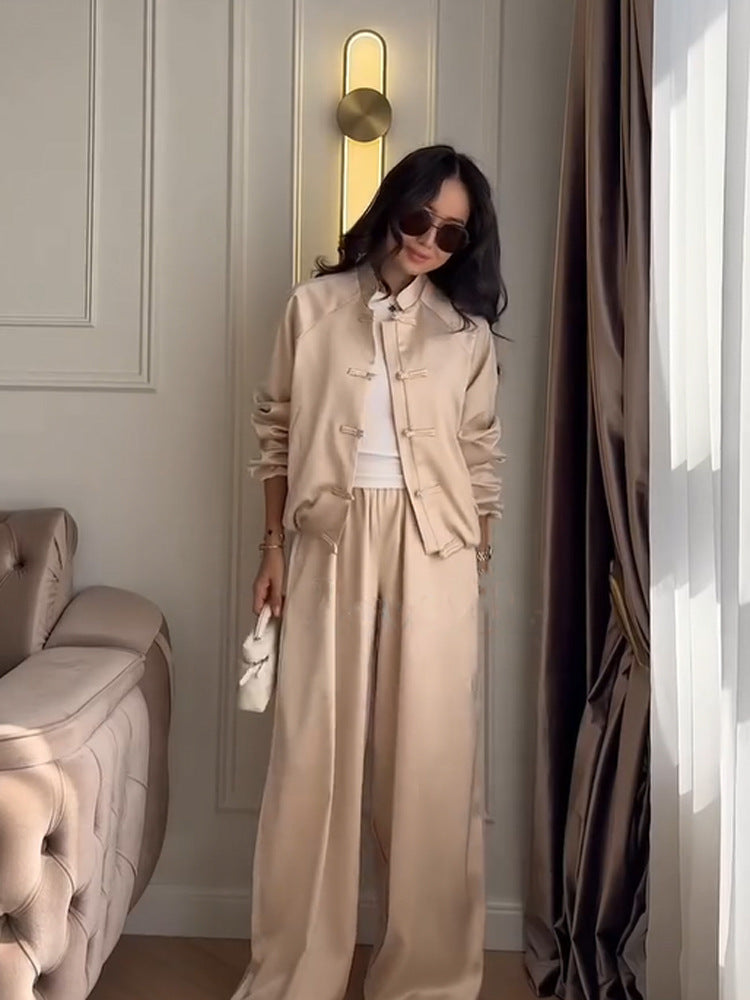 Damen Satin-Zweiteiler mit traditionellen Knebelverschlüssen und weitem Hosenrock Drune