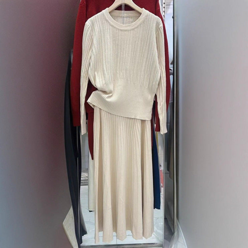 Damen Strick-Ensemble mit Plissee-Rock und Ton-in-Ton Pullover Drune