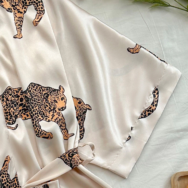 Damen Satin-Kimono-Robe mit lebhaftem Leopardenmotiv und elegantem Gürtel Drune