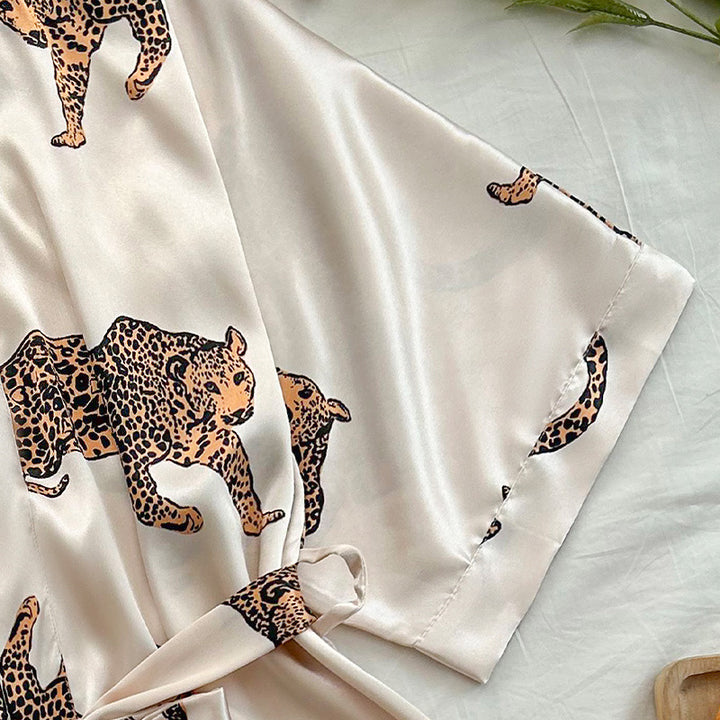 Damen Satin-Kimono-Robe mit lebhaftem Leopardenmotiv und elegantem Gürtel Drune