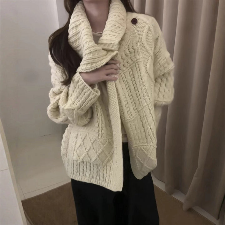Damen Strickjacke mit kunstvollem Zopfmuster und weichem Material Drune
