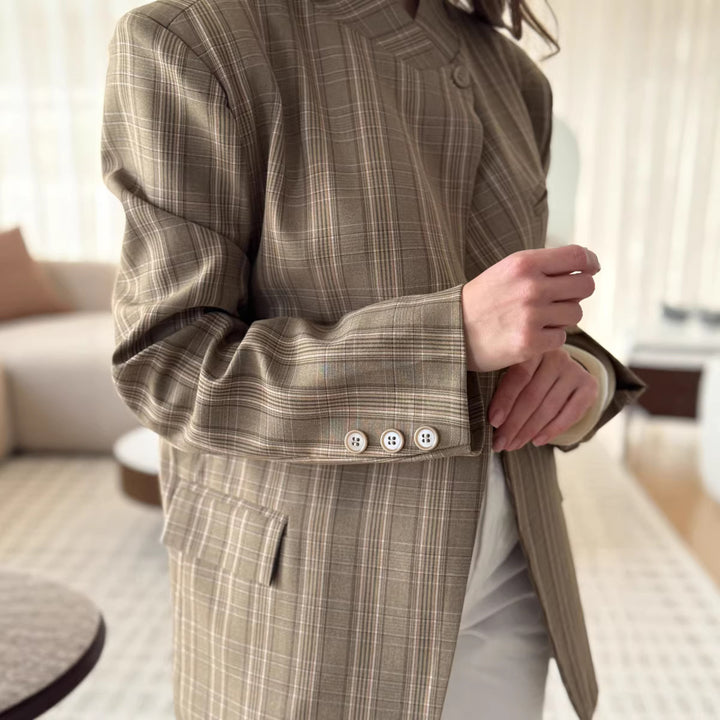 Damen Kurzblazer im Karo‑Muster mit Stehkragen, asymmetrischer Knopfleiste und Pattentaschen Drune