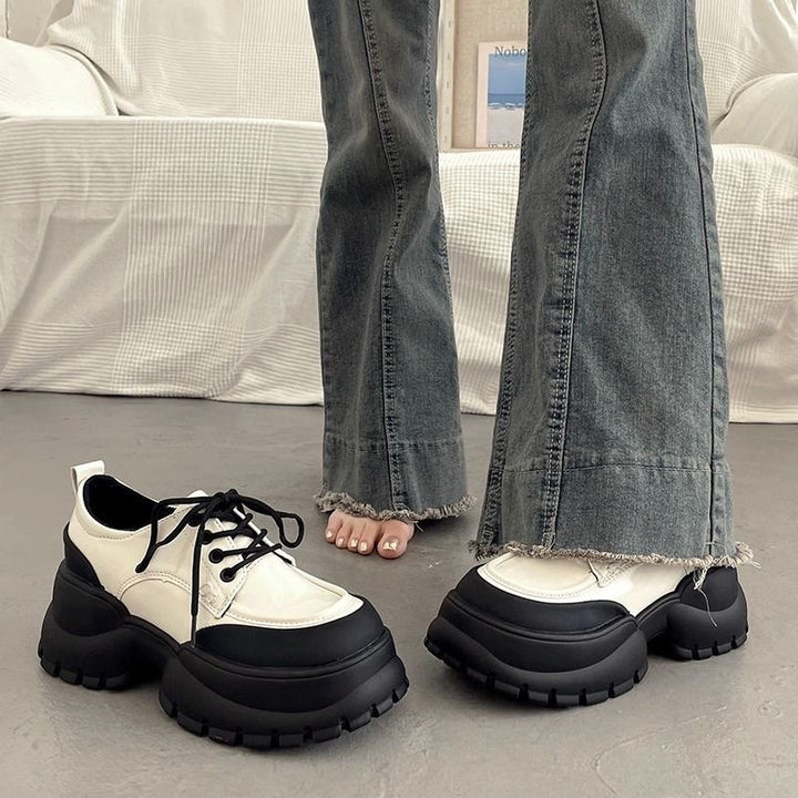 Damen Plateau-Derby-Schuhe mit Lackoptik und massiver Profilsohle Drune