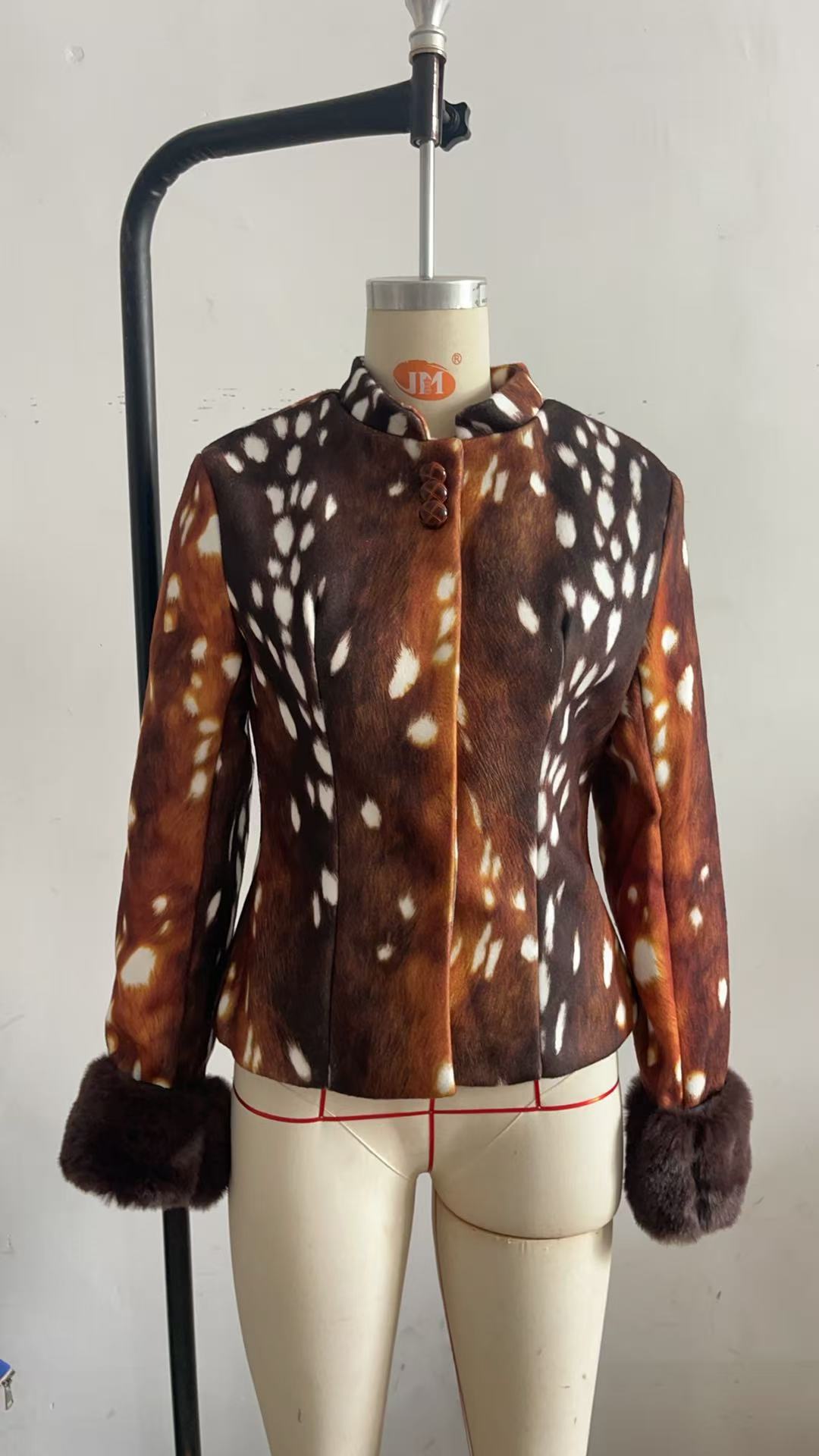 Damen Taillierte Kurzjacke mit Leopardenmuster und Kunstpelzmanschetten Drune