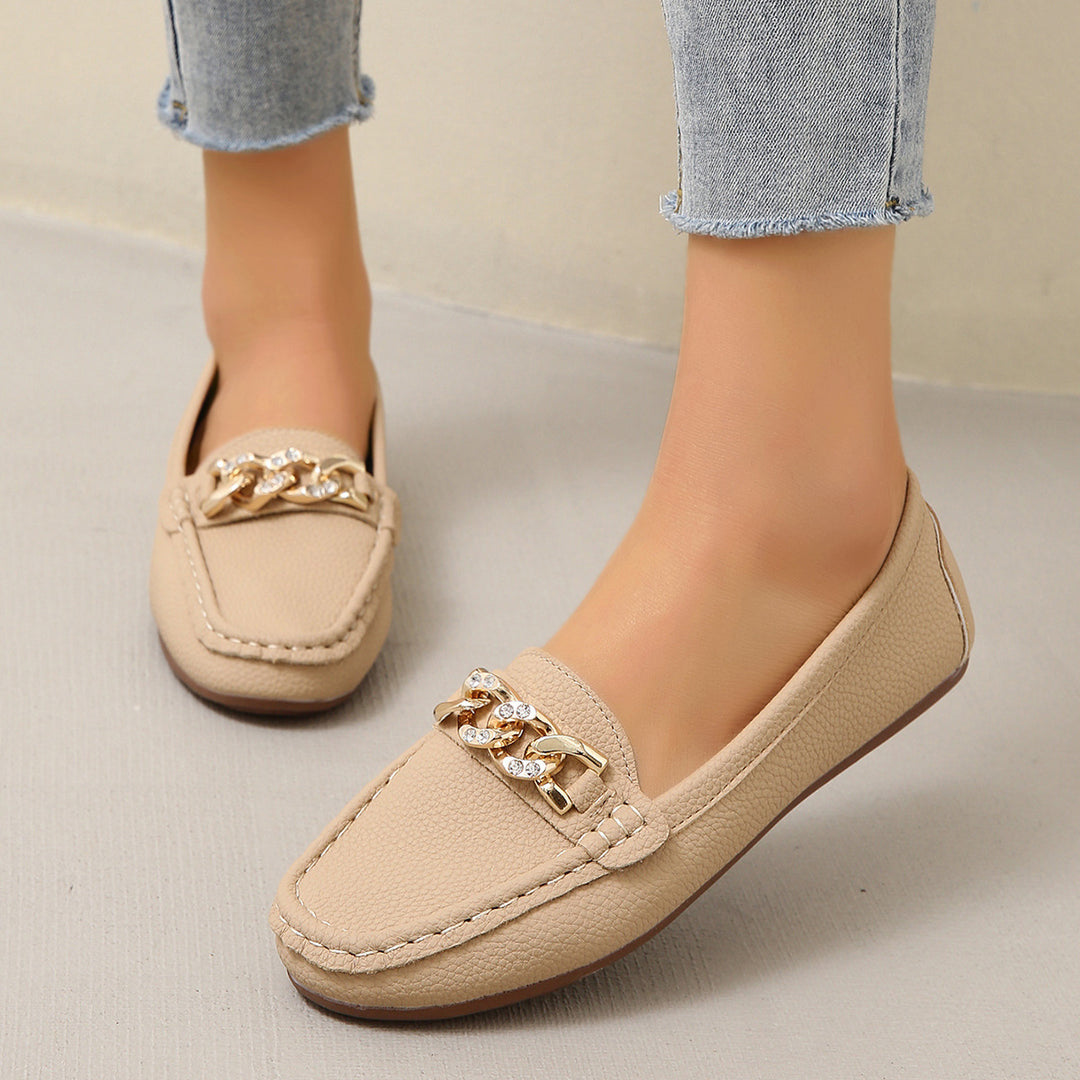 Damen Flexibler Mokassin‑Slipper mit gepolstertem Komfortfußbett und dekorativer Metallkette Drune
