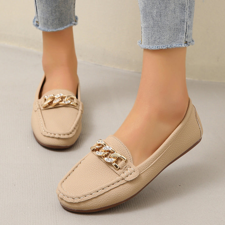 Damen Flexibler Mokassin‑Slipper mit gepolstertem Komfortfußbett und dekorativer Metallkette Drune