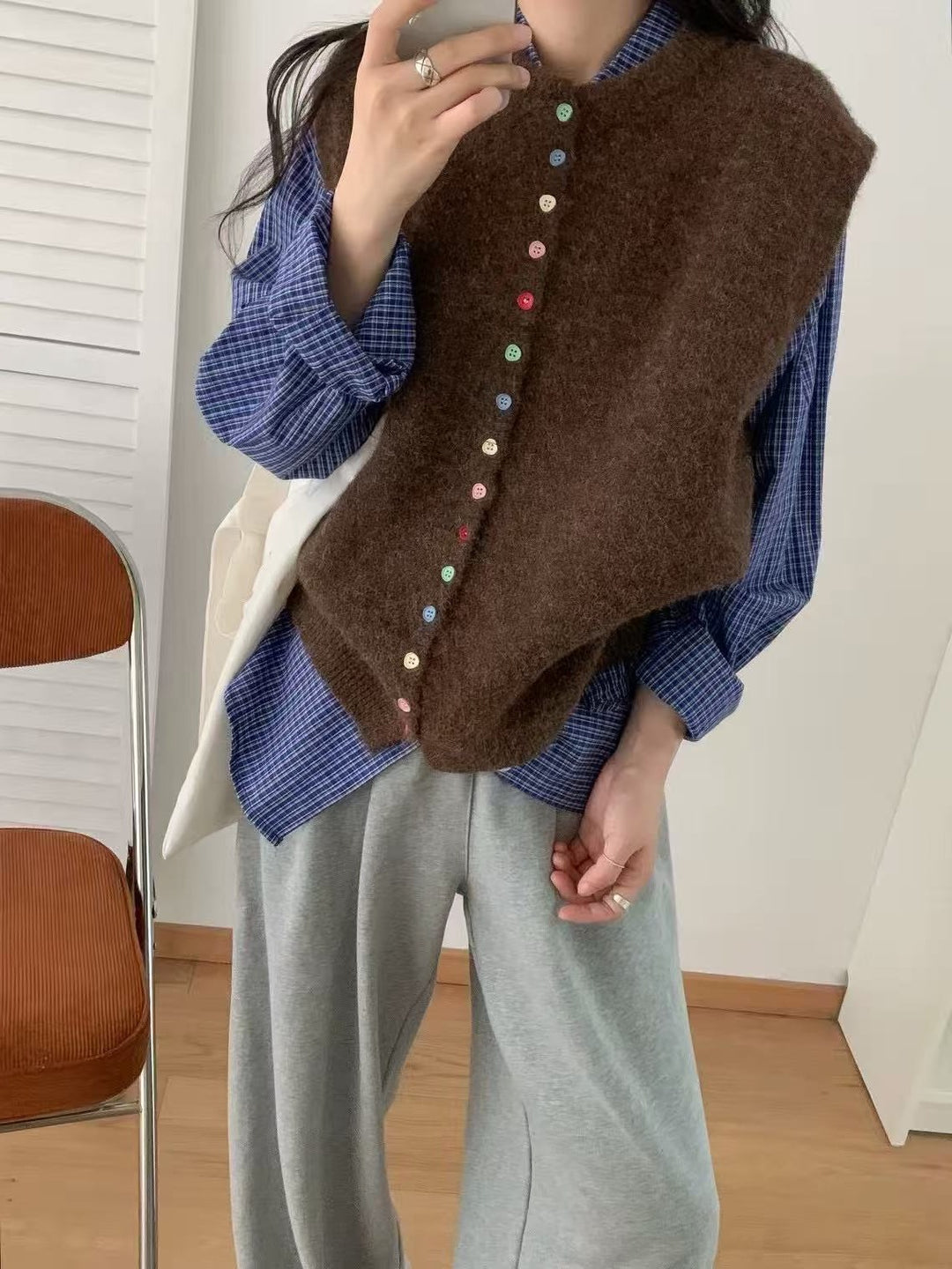 Damen Strickweste mit bunten Knopfdetails und modernem Schnitt Drune