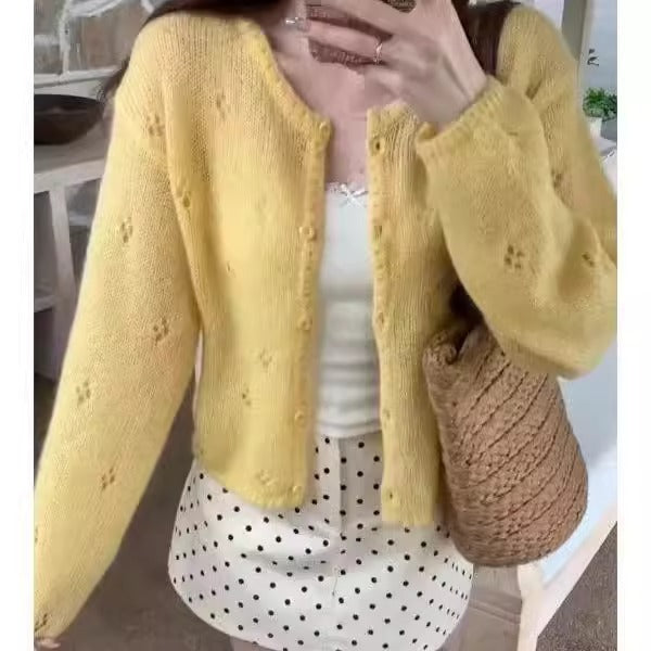 Damen Strickjacke mit filigranem Blütenmuster und eleganten Knöpfen Drune
