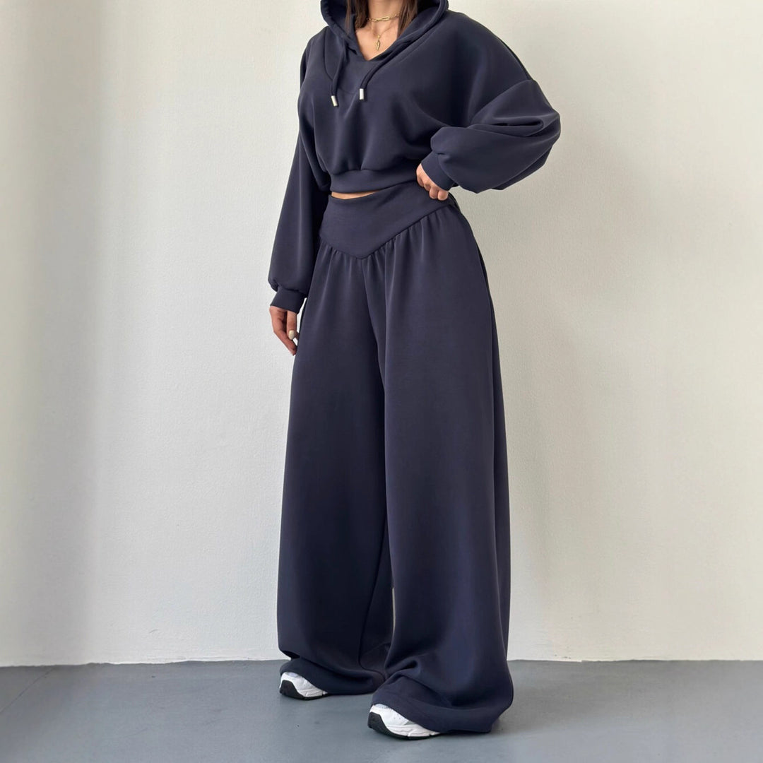 Damen Cropped Hoodie und weite Freizeithosen Kombination mit modischem Schnitt