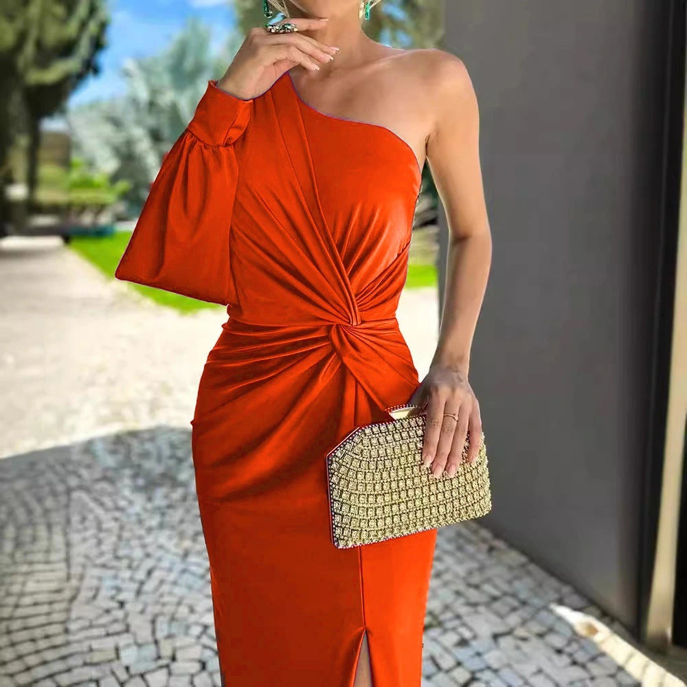 Drune | Maxikleid aus Satin mit Einer Schulte
