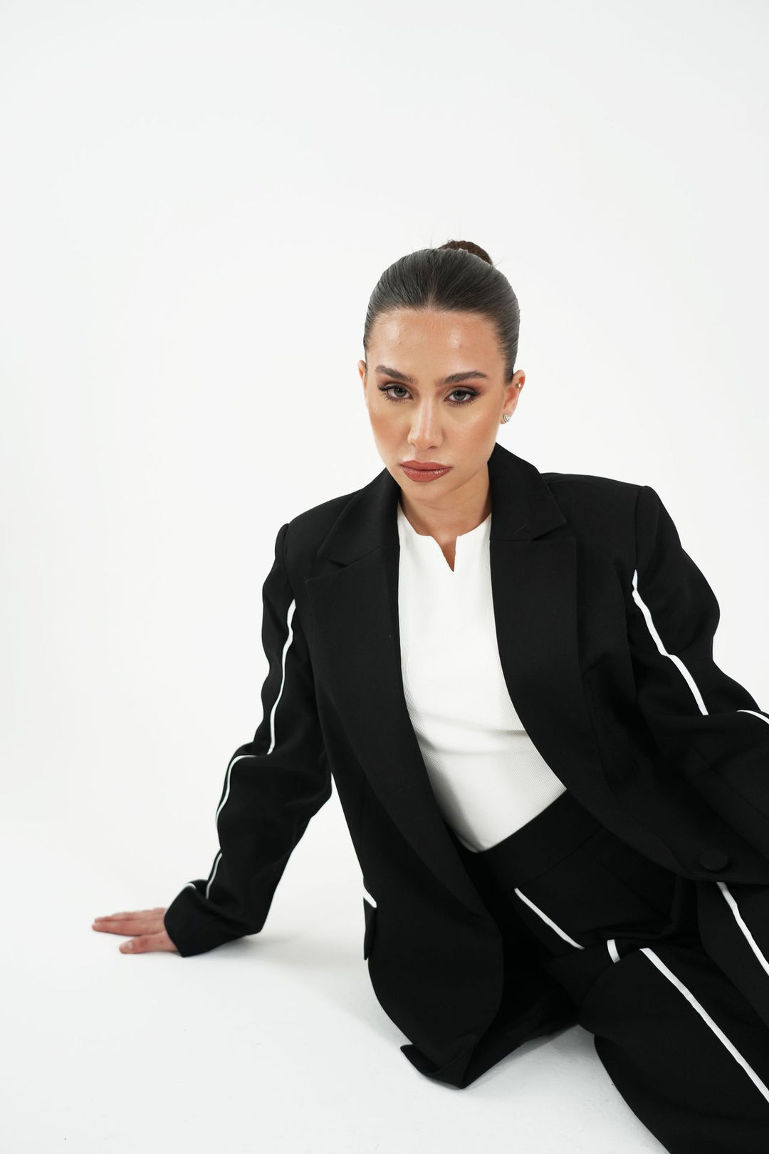Damen eleganter Blazer-Anzug mit modischen Kontrastdetails Drune