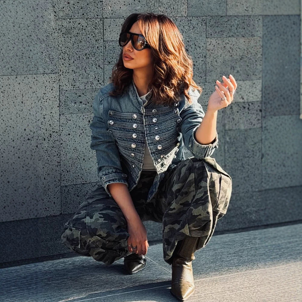 Damen Kurze Jeansjacke mit dekorativen Metallknopf‑Reihen und taillierter Silhouette Drune