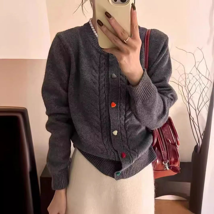 Damen Strickjacke mit Zopfmuster und bunten Knopfdetails Drune