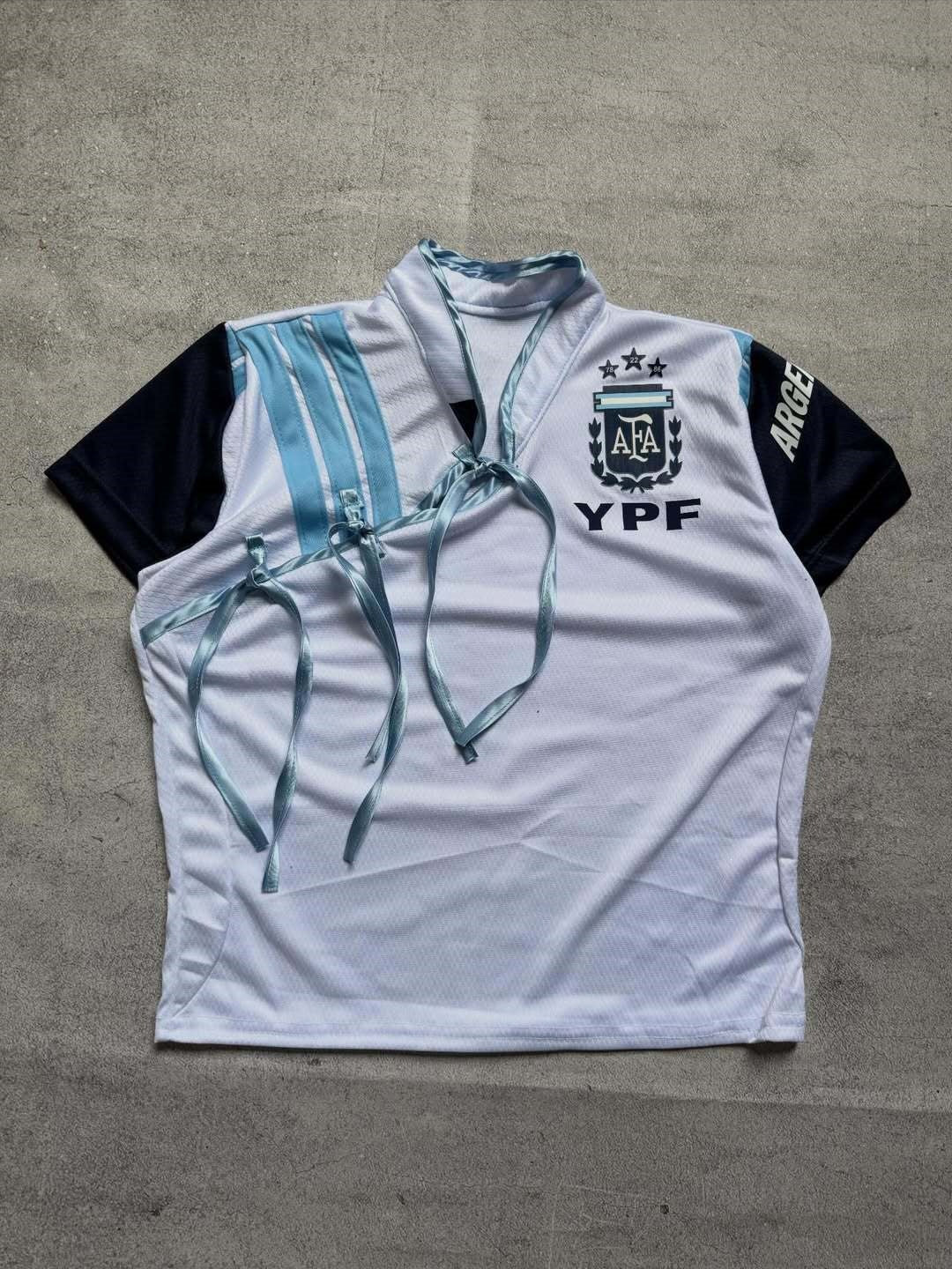 Damen Sport-Trikot mit figurbetontem Schnitt und innovativen Krawatten Drune
