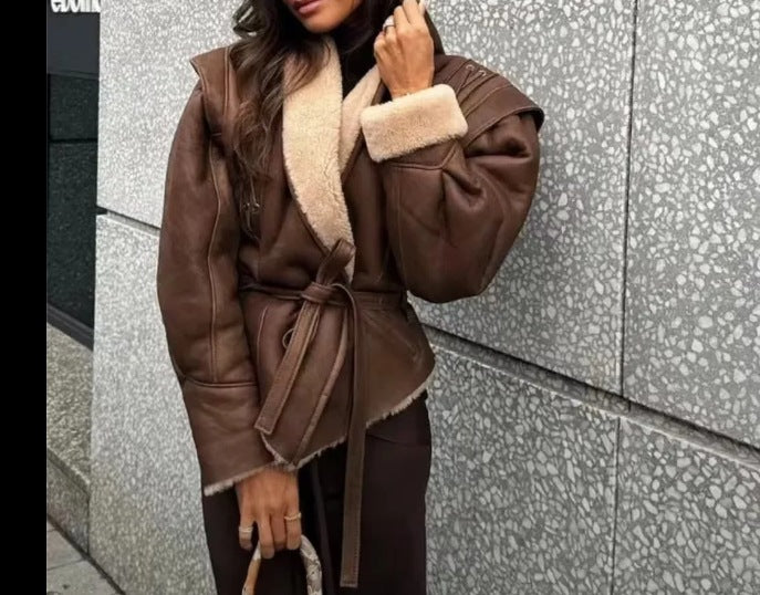 Damen modische Kunstlederjacke mit luxuriösem Kunstfellkragen und eleganter Taillierung Drune