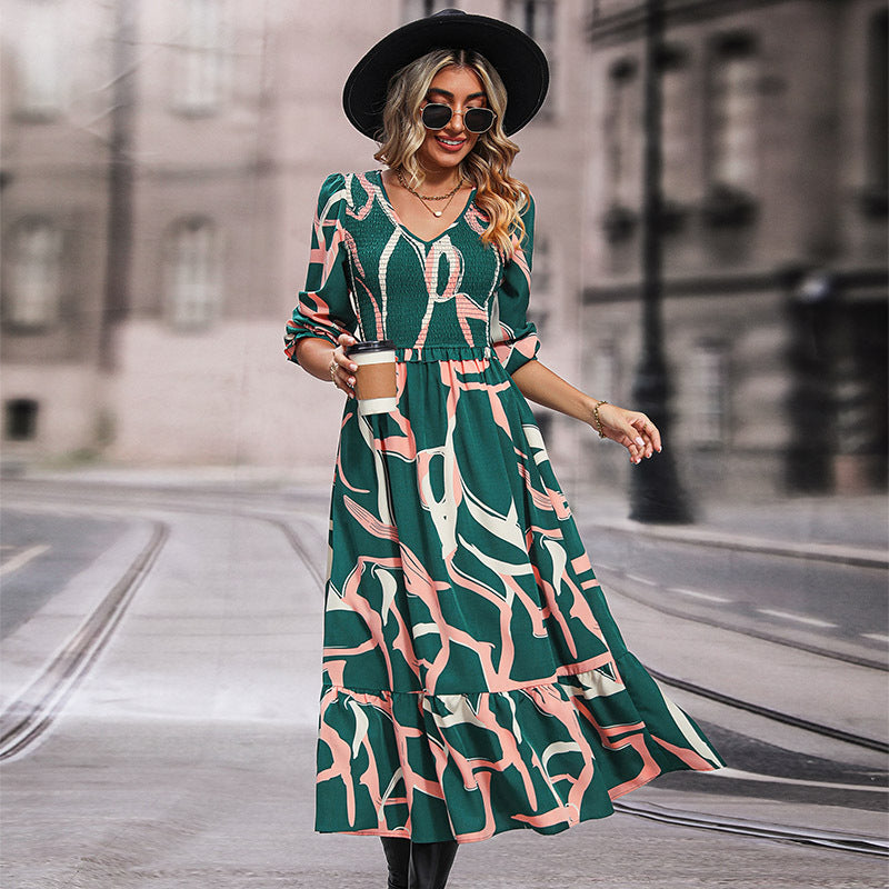 Damen Midikleid mit gerafftem Smok-Oberteil, V-Ausschnitt und ausgestelltem Volantrock Drune