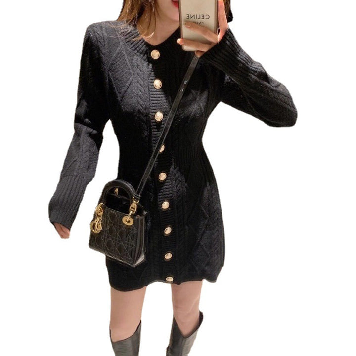 Damen Strickkleid mit elegantem Zopfmuster und dekorativen Knöpfen Drune