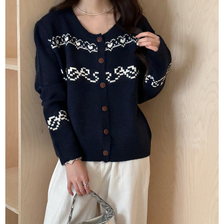 Damen Verspielter Strickcardigan mit Holzknöpfen und traditionellen Mustern Drune