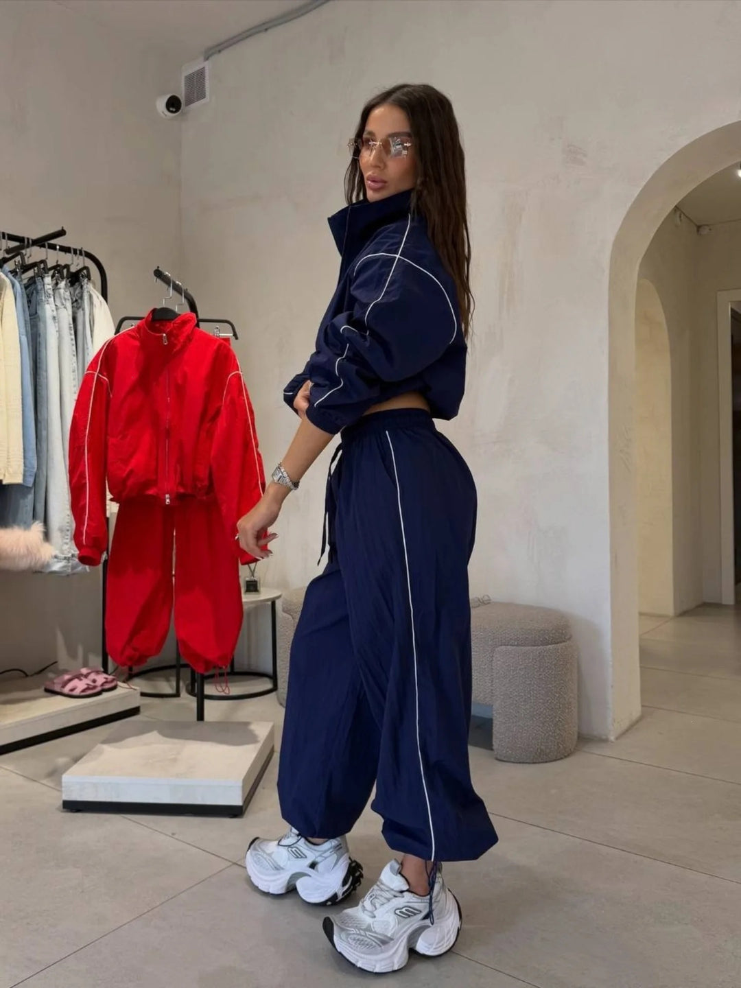 Damen Kurzgeschnittenes Windbreaker-Set mit weiter Trackhose und Kontrastpaspel Drune