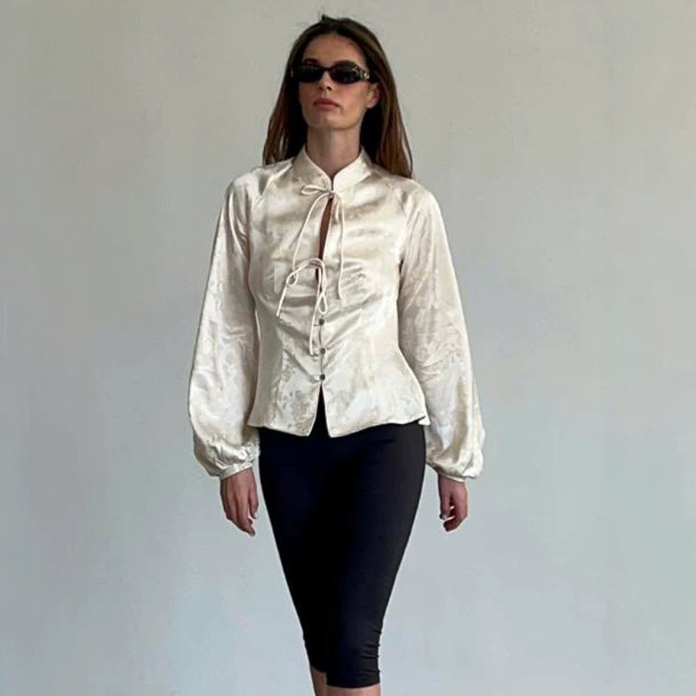 Damen Jacquard-Satin Bluse mit Stehkragen, Bindebändern und tailliertem Schößchen Drune
