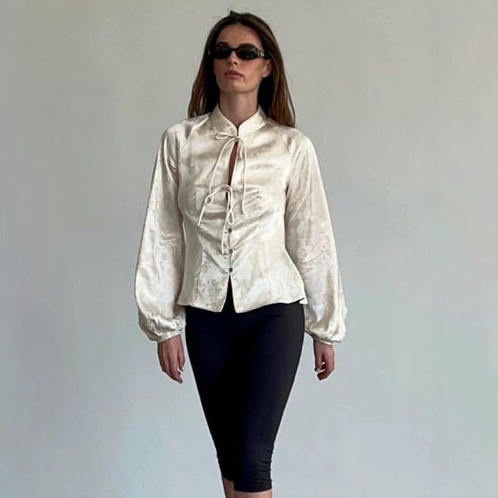 Damen Jacquard-Satin Bluse mit Stehkragen, Bindebändern und tailliertem Schößchen Drune
