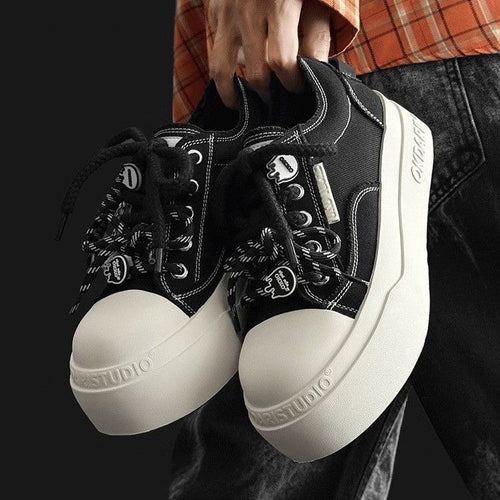 Damen Sneakers mit einem einzigartigen Schnürsystem und dämpfender Gummisohle Drune