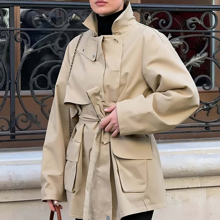Damen Taillierte Übergangsjacke mit Stehkragen, Schultercape und Bindegürtel Drune