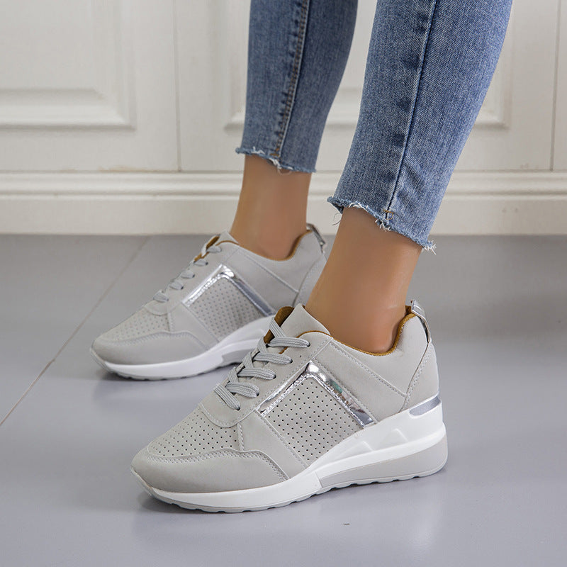 Damen Keil-Sneaker mit perforiertem Obermaterial, gepolstertem Fußbett und dezentem Metallic-Detail Drune