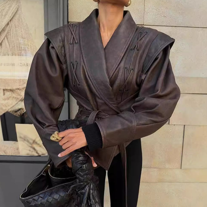 Damen stilvolle Kunstlederjacke mit Drapierung und taillierbarem Gürtel Drune