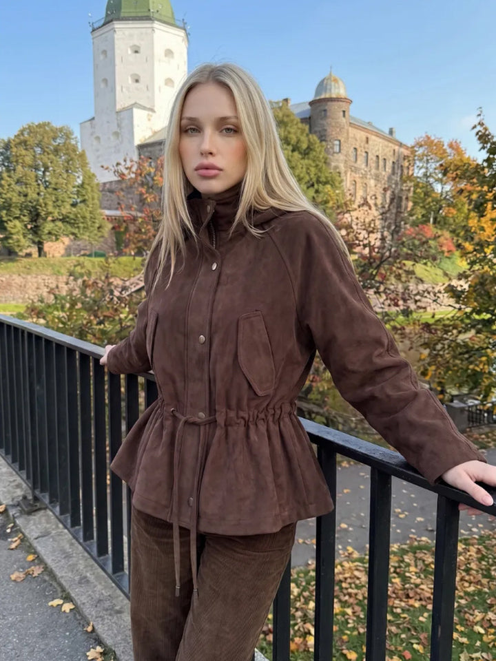 Damen Kurzjacke in Veloursleder‑Optik mit Kapuze und Taillenzug Drune