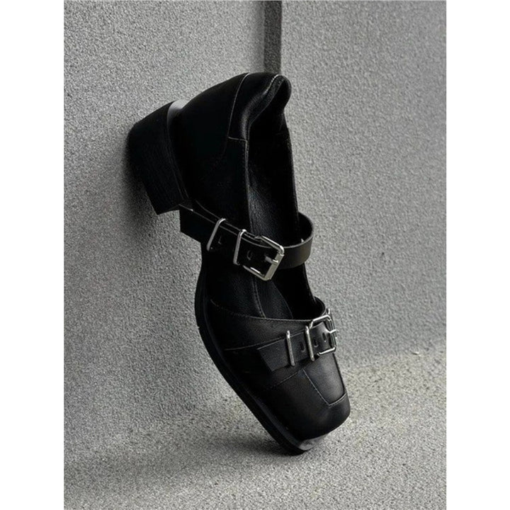 Damen Ledermules mit Schnallenriemen, spitzer Zehenform und Nietenbesatz Drune