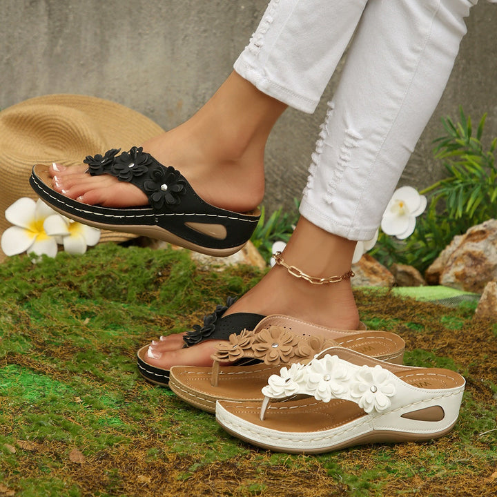 Damen Blumengezierte Zehentrenner-Sandalen mit ergonomischem Fußbett Drune