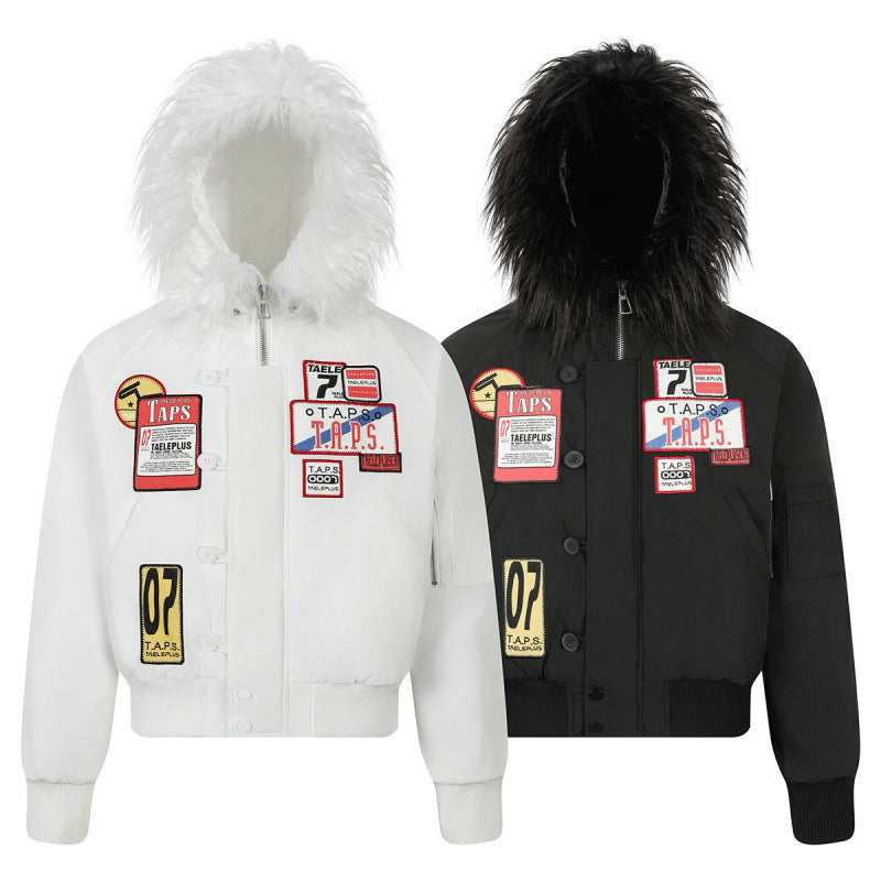 Damen Kurz geschnittene wattierte Bomberjacke mit Kunstfellkapuze und aufgesetzten Label‑Patches Drune