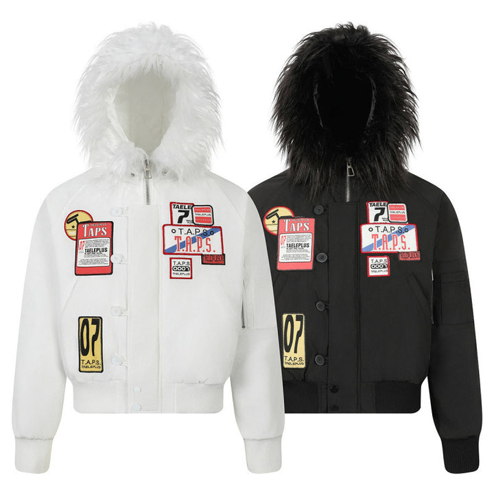 Damen Kurz geschnittene wattierte Bomberjacke mit Kunstfellkapuze und aufgesetzten Label‑Patches Drune