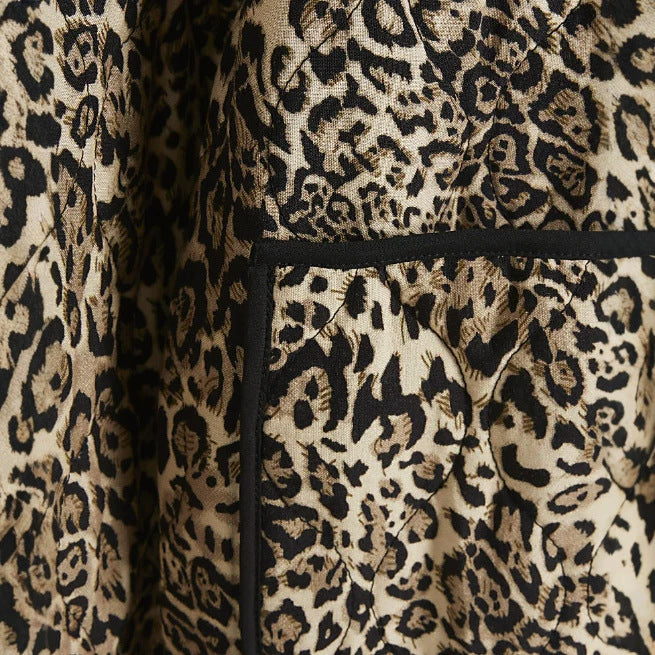 Damen gesteppte Oversize-Jacke mit Leoprint, Rundhalsausschnitt und aufgesetzten Taschen Drune