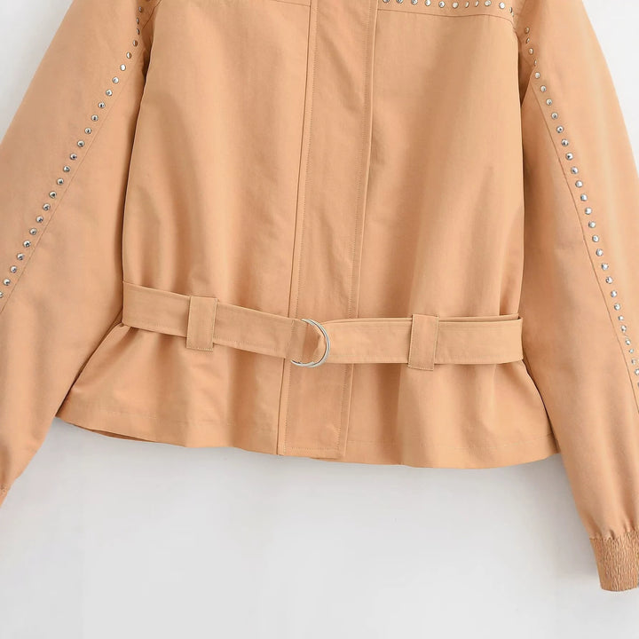 Damen Kurze taillierte Jacke mit Nietenbesatz und Bindegürtel Drune