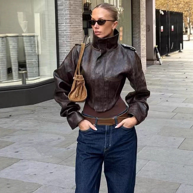 Damen Kurzjacke aus Lederimitat mit hohem Stehkragen, Schulterklappen und taillierter Silhouette Drune