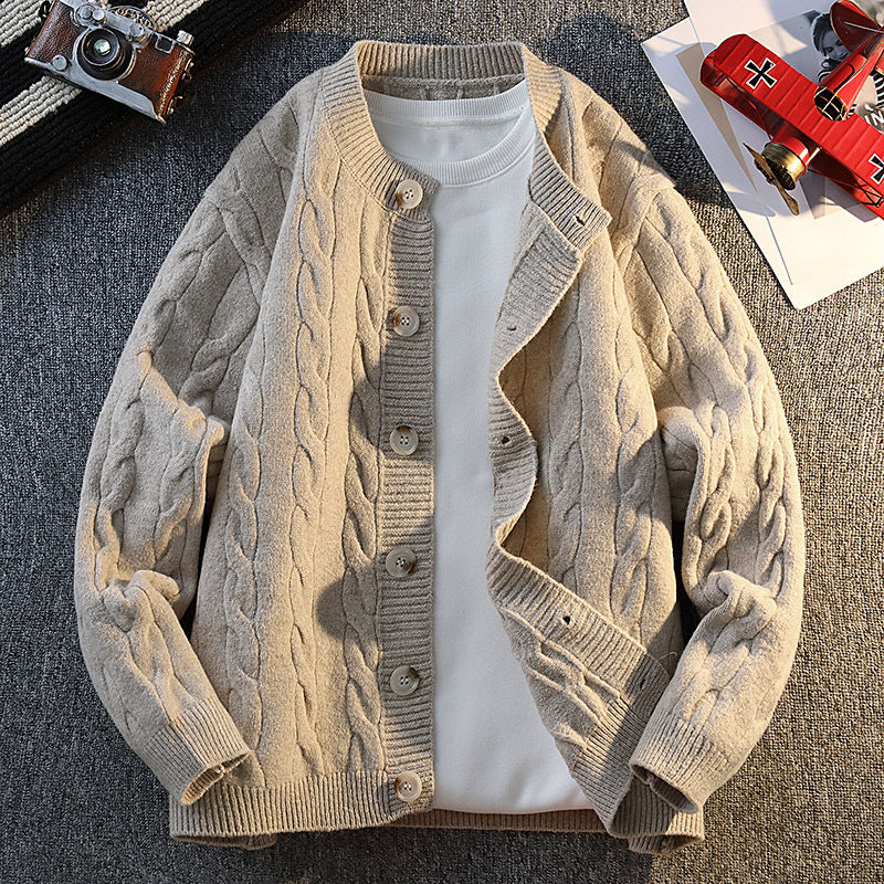 Herren Strickjacke mit modernem Zopfmuster und durchgehendem Knopfverschluss Drune
