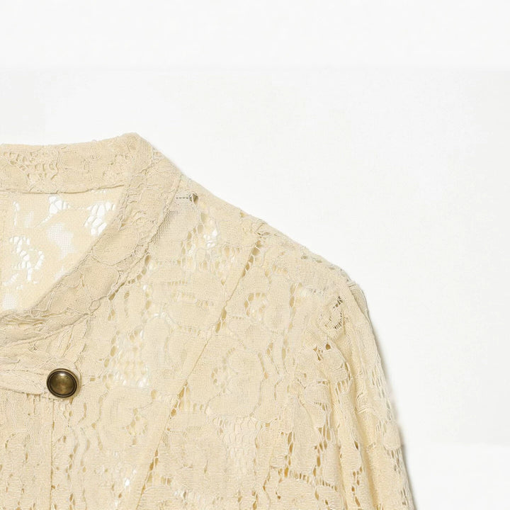 Damen Kurze Spitzenjacke im militärisch inspirierten Stil mit Stehkragen und Zierknopfleiste Drune