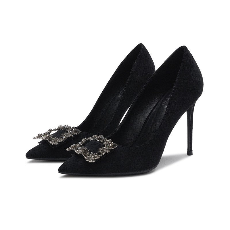 Damen Abendliche spitz zulaufende Samt‑Pumps mit kristallbesetzter Dekorspange und schlankem Stiletto Drune
