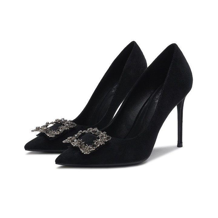 Damen Abendliche spitz zulaufende Samt‑Pumps mit kristallbesetzter Dekorspange und schlankem Stiletto Drune