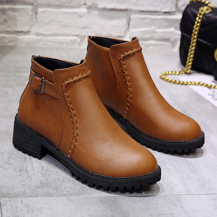 Damen Kurzschaft-Ankleboots mit Ziernaht, robuster Lug‑Sohle und verstellbarem Schnallenriemen Drune