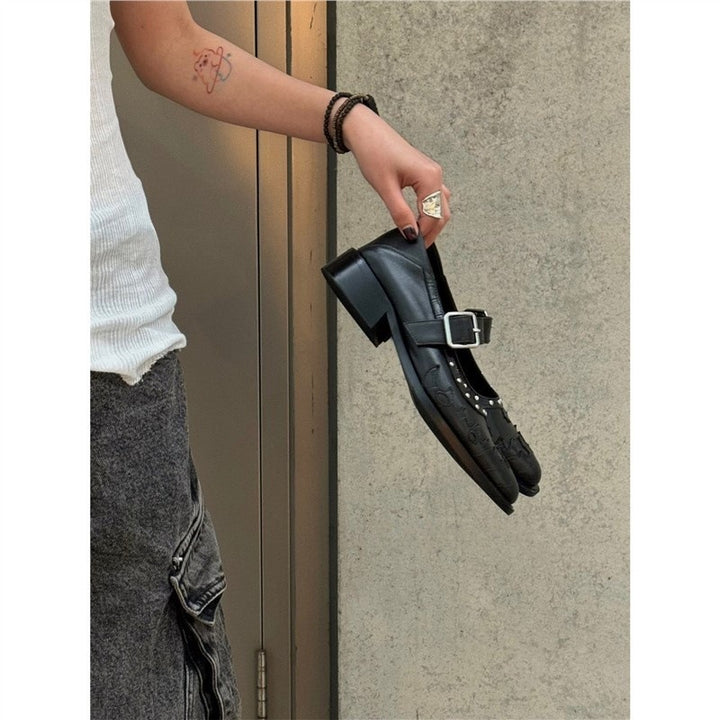 Damen Spitz zulaufende Mary-Jane-Loafer mit Nietenbesatz und verstellbarem Schnallenriemen Drune