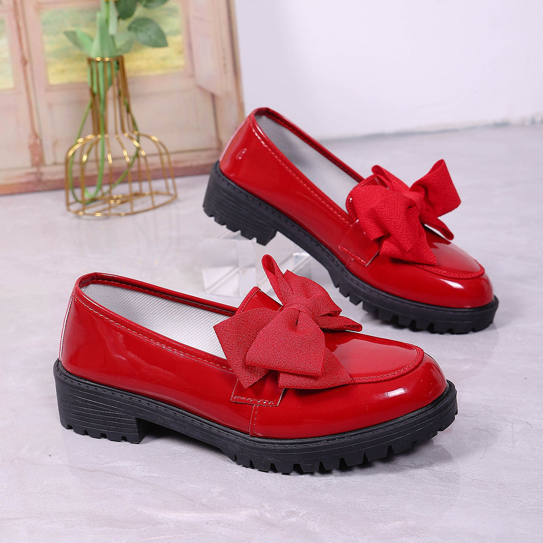 Damen Plateau-Loafer aus Lackimitat mit profilierter Gummisohle und Zierschleife Drune