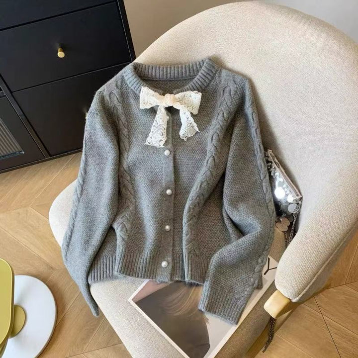 Damen Strickjacke mit dekorativem Spitzenkragen und Knopfverschluss Drune