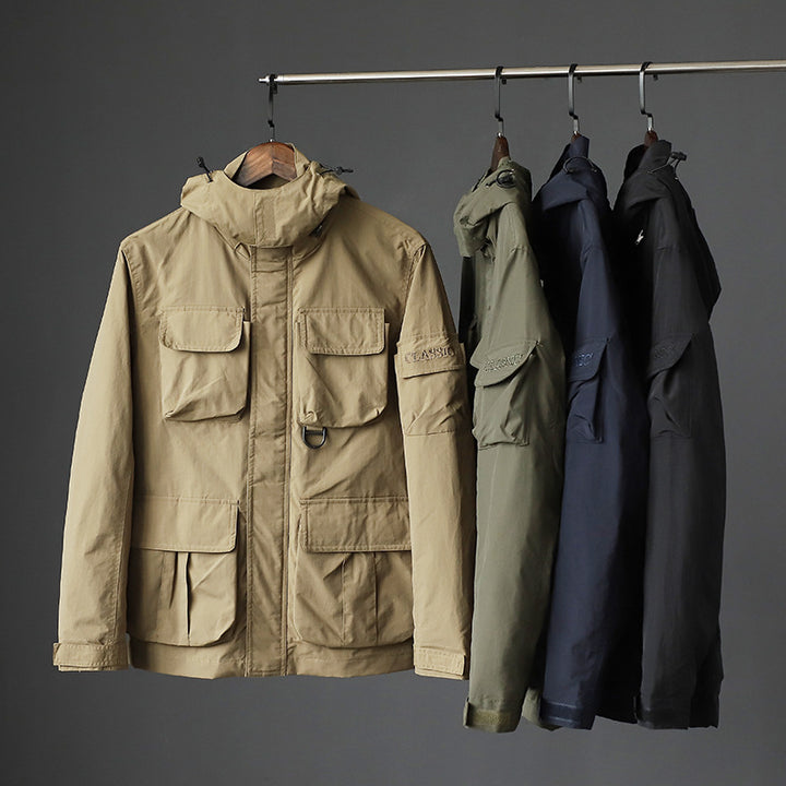 Herren urbane Feldjacke mit Mehrfach‑Taschen, windabweisender Oberfläche und verdeckter Kapuze Drune