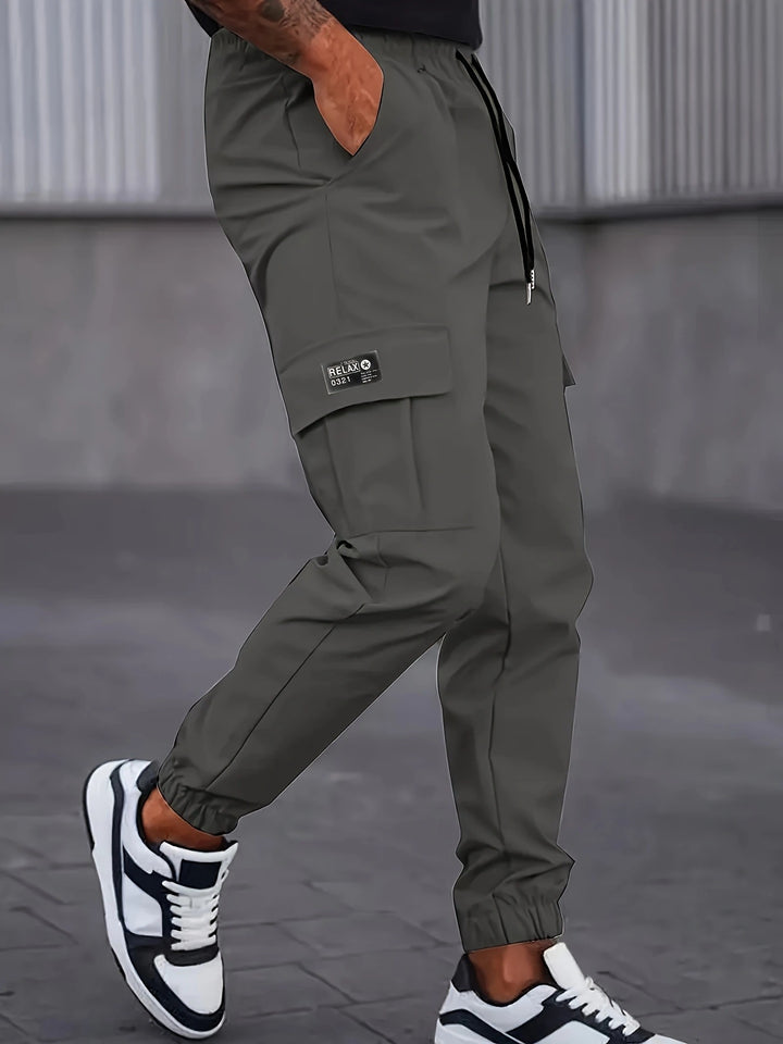 Herren Utility-Cargohose im Joggerstil mit Tunnelzugbund elastischen Beinabschlüssen und Multifachtaschen Drune