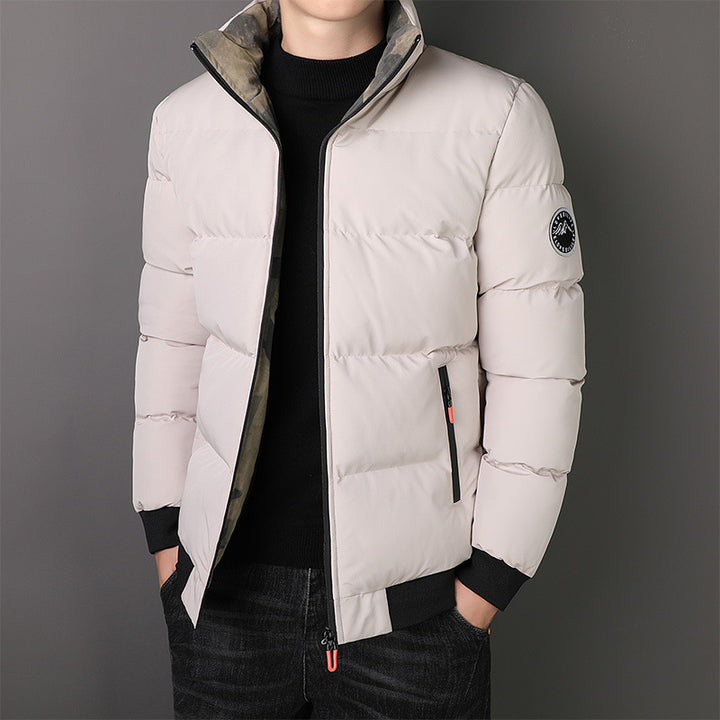Herren Kurz geschnittene wattierte Steppjacke mit Camouflage-Innenfutter, gerippten Bündchen und Reißverschlusstaschen Drune