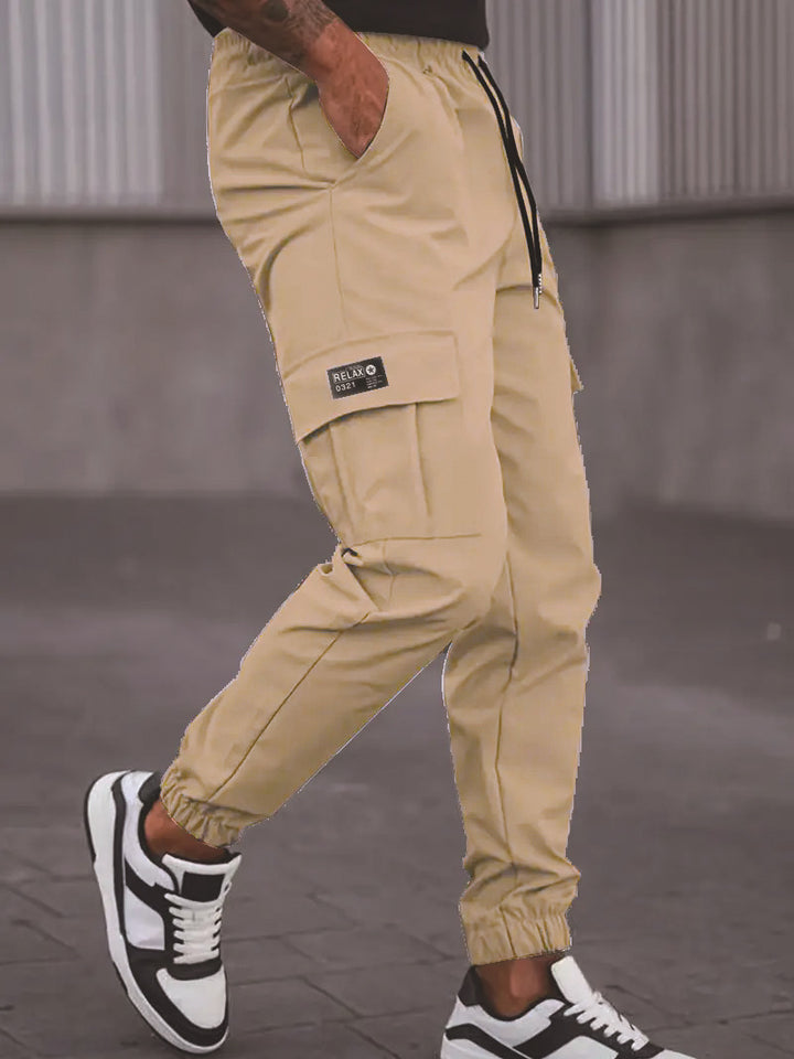 Herren Utility-Cargohose im Joggerstil mit Tunnelzugbund elastischen Beinabschlüssen und Multifachtaschen Drune